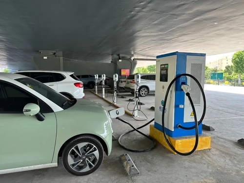 最新の企業ブログについて なぜ新エネルギー車両の 充電時に銃を跳ねる?