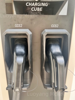 私たちのEV充電ステーションの一部 ワークショップ 現代の120KW 統合型ダブルガン直流電気自動車充電ステーション CCS2 GBT 商業用電気自動車 急速充電台
